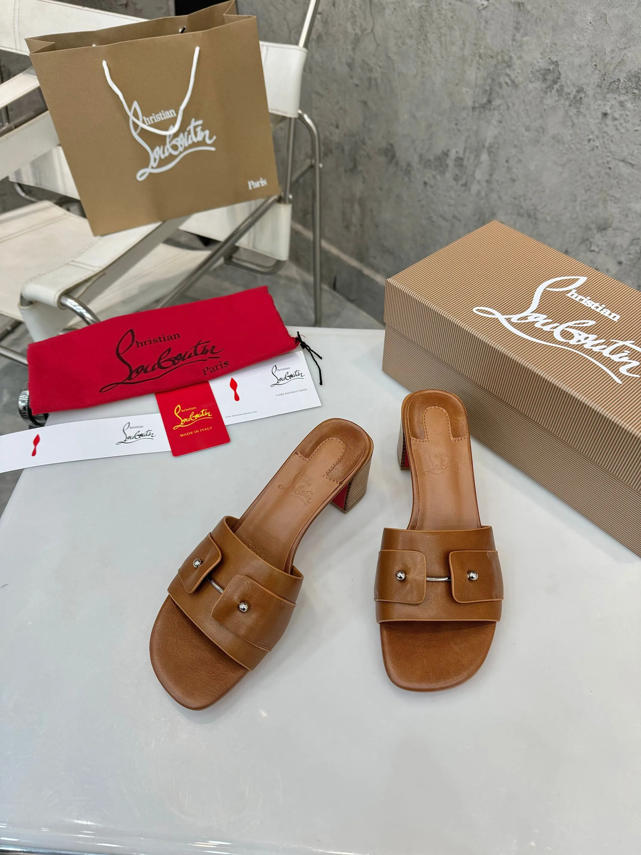 👟👟Ex-factory price 420👟👟 Genuine leather base +40 Top version Purchasing level ⚡③ colors to choose from. Christian Louboutin (CL) logo design is launched this year. The latest catwalk style of red-soled shoes 💥abbreviated as CL. This year's T-stage catwalk style of red-soled shoes👠 has a fresh and refreshing feel, and is perfect on the feet. 💃elegant and crystal clear. All accessories, materials and patterns are all customized at the original 1:1, zero distance from the original version. 1⃣ Upper: cowhide + unique logo 2⃣ Inner: sheepskin 3⃣Outsole: Original one-to-one molded genuine leather rubber non-slip two-color label outsole 4⃣🔺Original packaging 5⃣Number of yards: 35-42 (refundable or exchangeable if ordering 42)